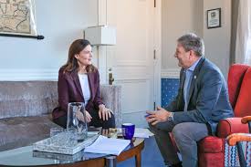 Governor Kelly Ayotte and former Governor Chris Sununu talking